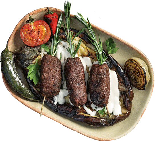 BBQ Kofta-Mix-Spieße mit gegrilltem Gemüse und „Mashwiya“ Salat 