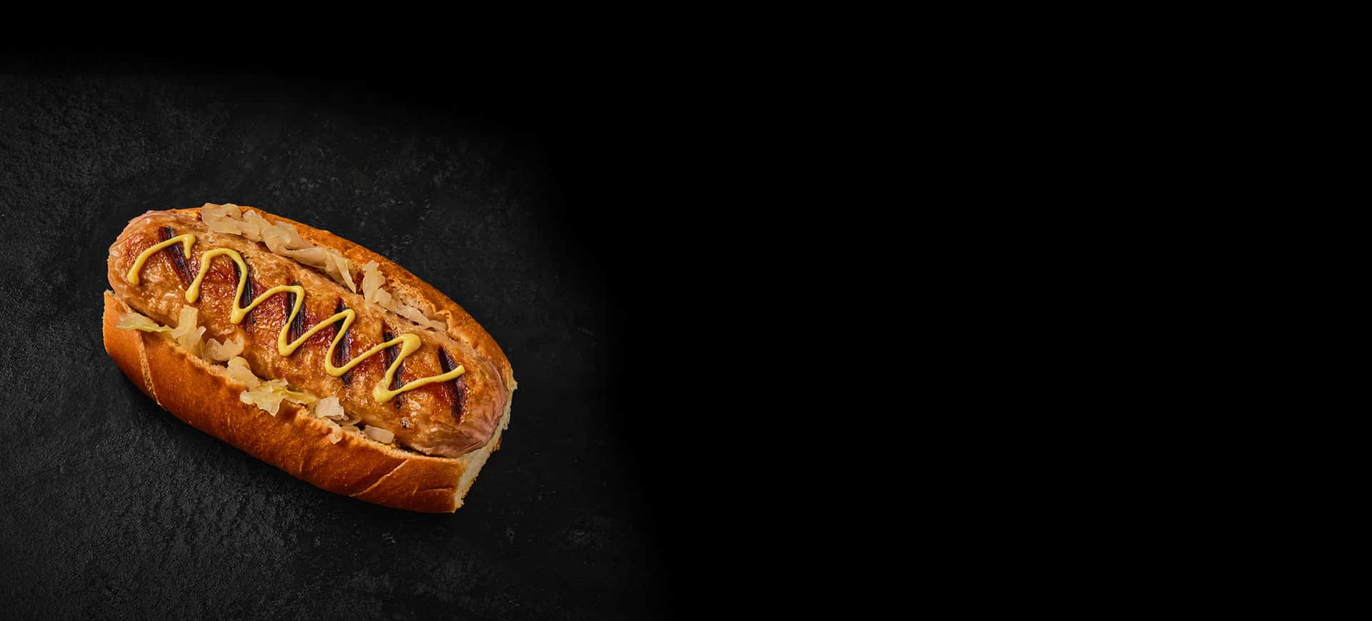 נקניקייה בסגנון גרמני (נקניקיית בראטוורסט) בלחמנייה עם חרדל