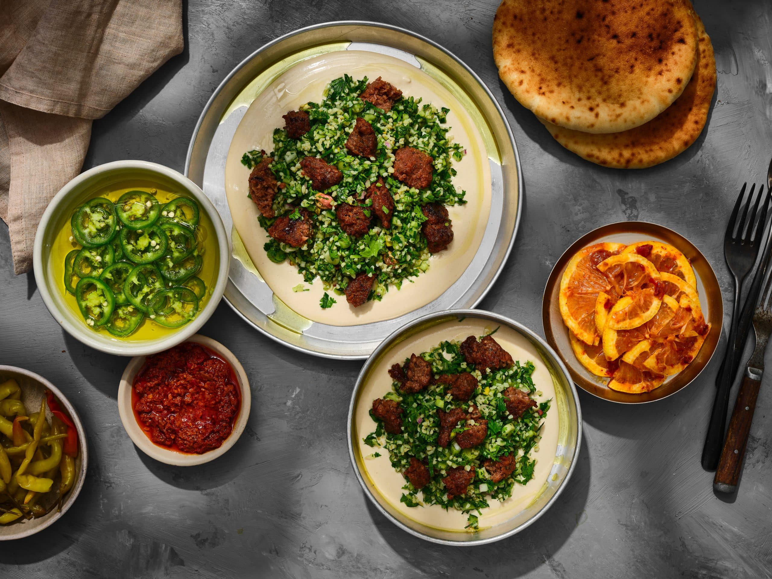 סלט טאבולה עם רידיפיין קבב טלה על טחינה