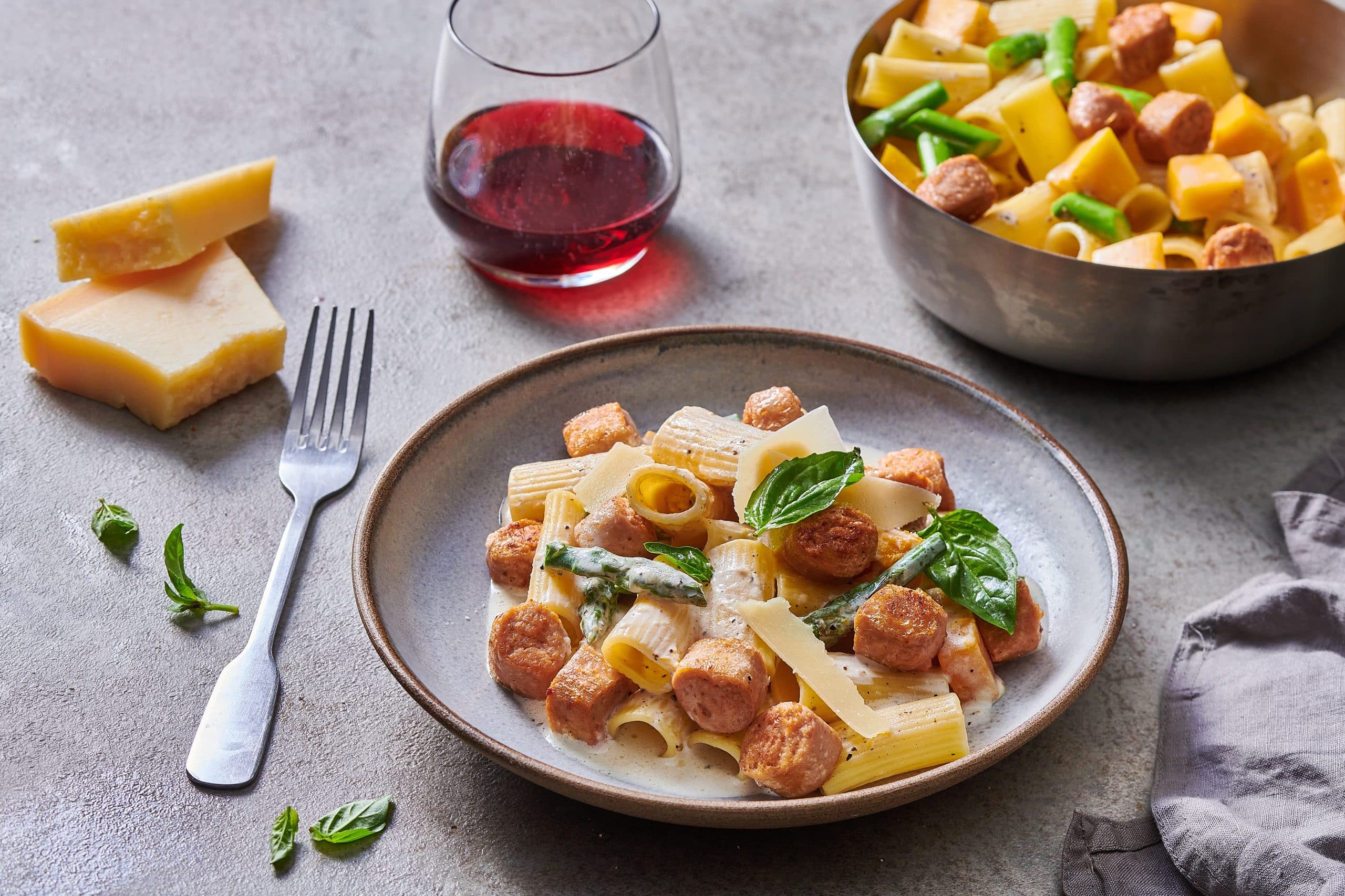 פסטה בסגנון קרבונרה עם בראטוורסט