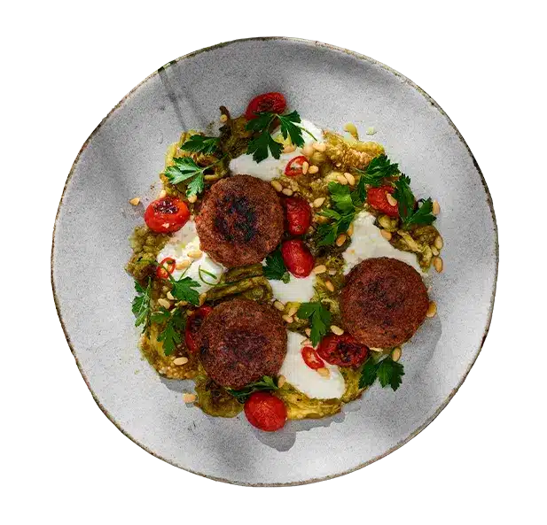 Lamskebab op geblakerde aubergine en yoghurt